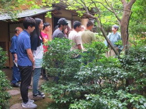 三徳庵の庭を説明される仙堂副会長